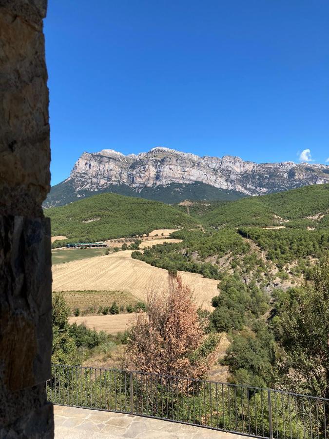 Vistas A La Montana En Un Pueblo Con Encanto. El Pueyo de Araguás Esterno foto