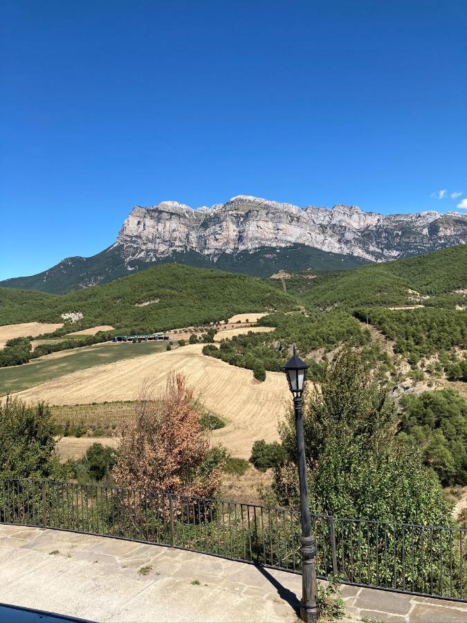 Vistas A La Montana En Un Pueblo Con Encanto. El Pueyo de Araguás Esterno foto