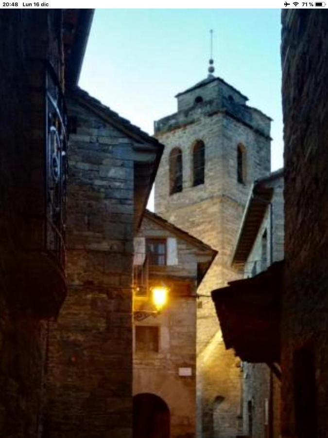 Vistas A La Montana En Un Pueblo Con Encanto. El Pueyo de Araguás Esterno foto