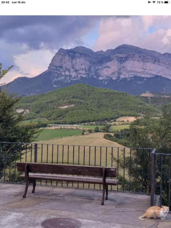 Vistas A La Montana En Un Pueblo Con Encanto. El Pueyo de Araguás Esterno foto