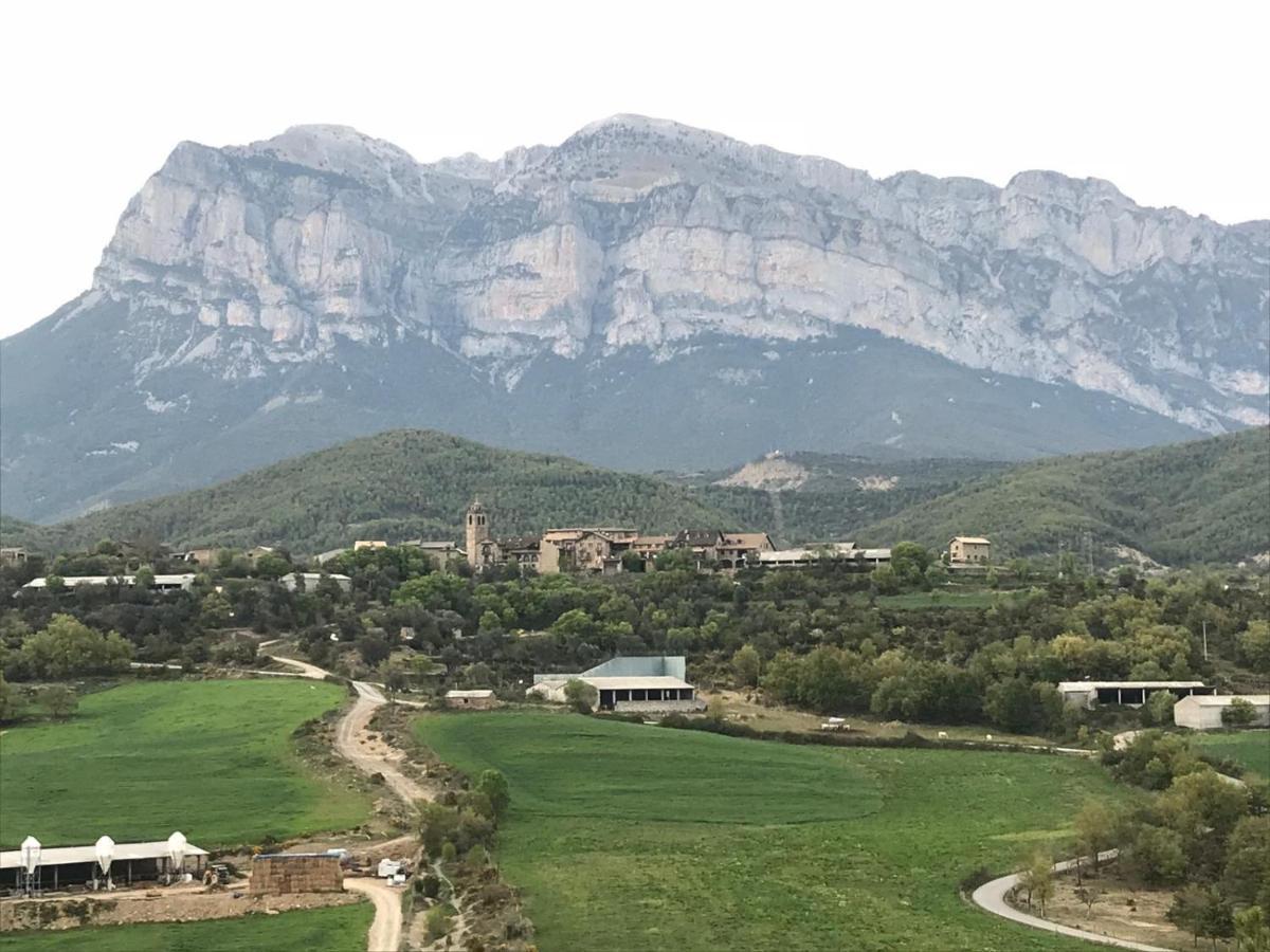 Vistas A La Montana En Un Pueblo Con Encanto. El Pueyo de Araguás Esterno foto