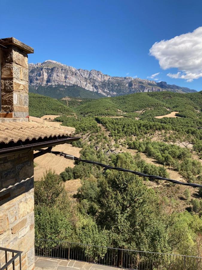 Vistas A La Montana En Un Pueblo Con Encanto. El Pueyo de Araguás Esterno foto